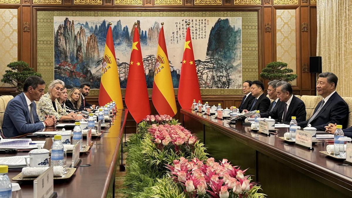 El presidente del Gobierno, Pedro Sánchez, durante su encuentro con el presidente de China, Xi Jinping, en Pekín.