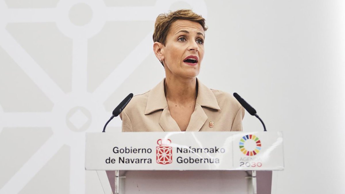 La presidenta de Navarra, María Chivite, interviene durante una rueda de prensa tras una reunión, en el Palacio de Navarra.