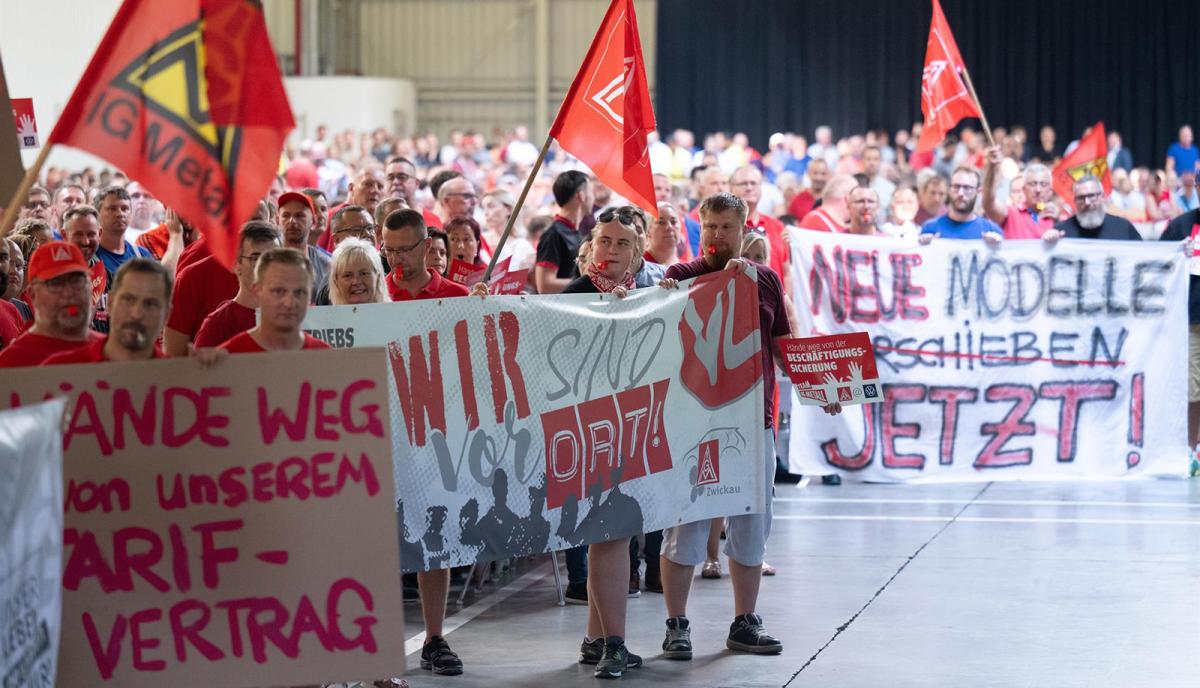 Los trabajadores de la planta de Volkswagen en Zwickau protestan con fuertes protestas contra los planes de reducción de costes del consejo de administración poco antes del inicio de la reunión de empresa.