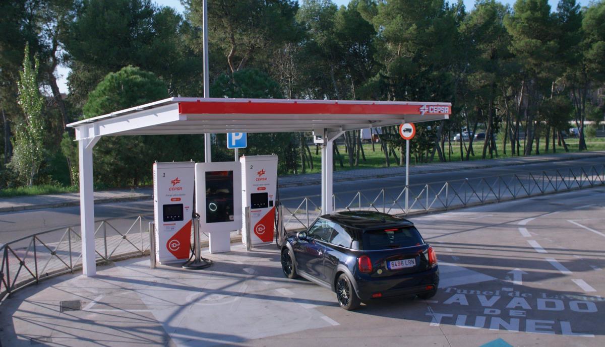 Cepsa junto con políticos y expertos del sector piden acelerar despliegue de puntos de recarga y advierte de escasa adopción de vehículo eléctrico