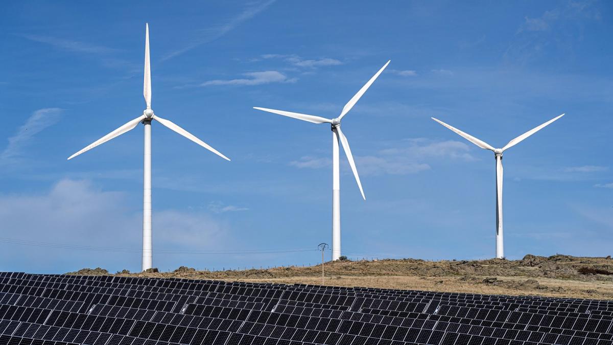 EDP pone en marcha el primer parque híbrido eólico y solar de Aragón