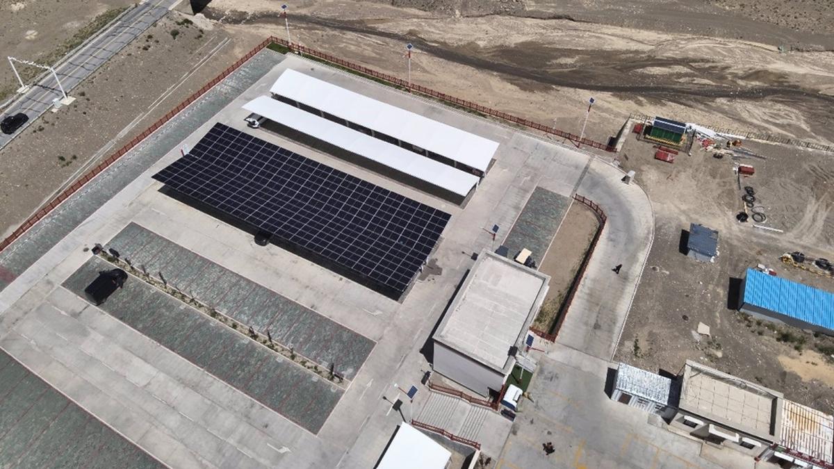 Aiko Solar implementa sus módulos en la estación de recarga solar más alta del mundo.