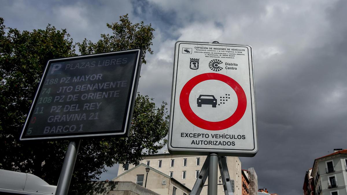 Una señal de tráfico que marca la Zona de Bajas Emisiones de Especial Protección (ZBEDEP).