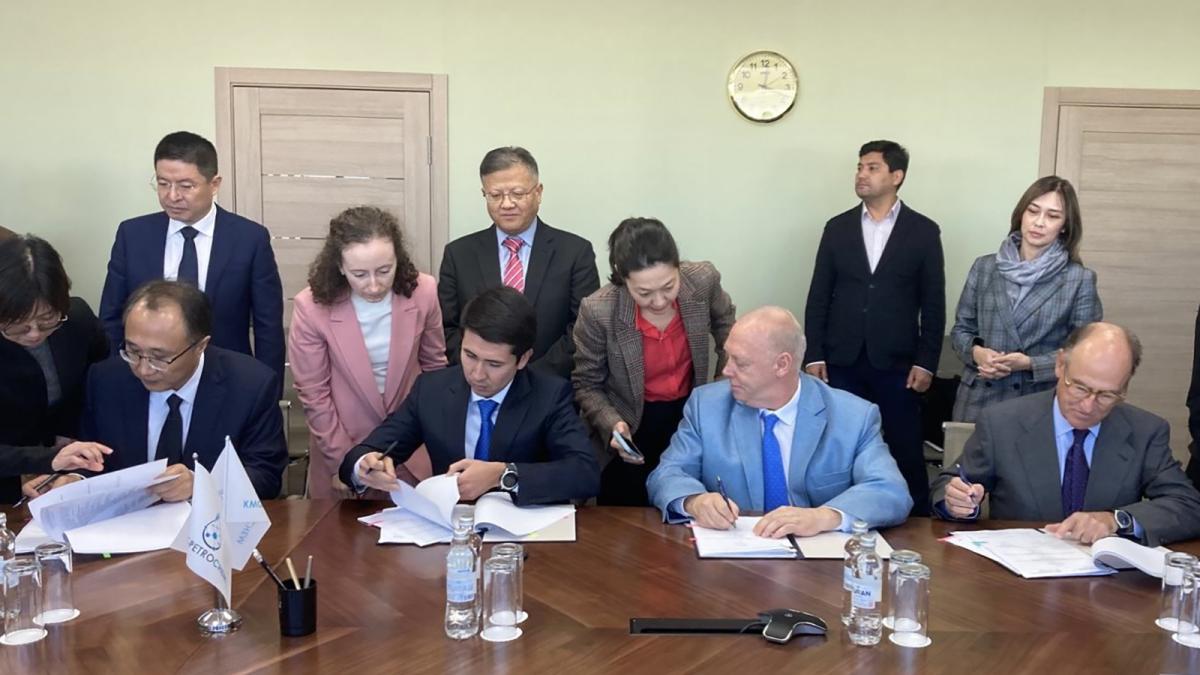 Imagen del acuerdo entre Técnicas Reunidas y Sinopec.