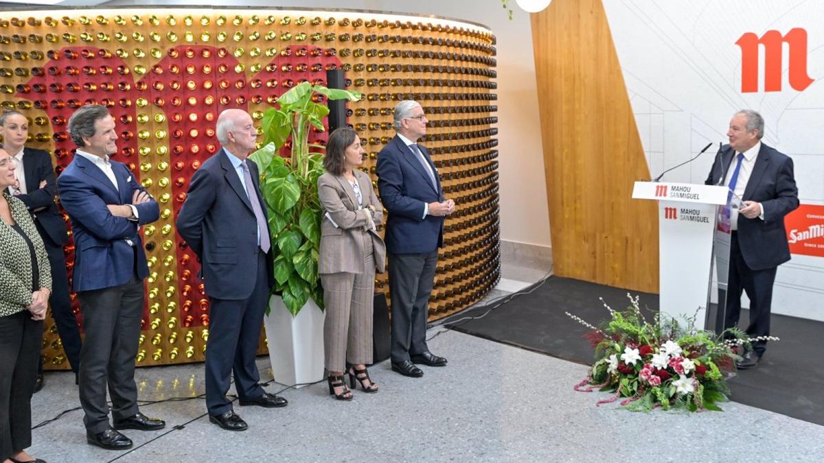 El ministro de Industria y Turismo, Jordi Hereu, en la planta de biomasa de Mahou en Alovera.