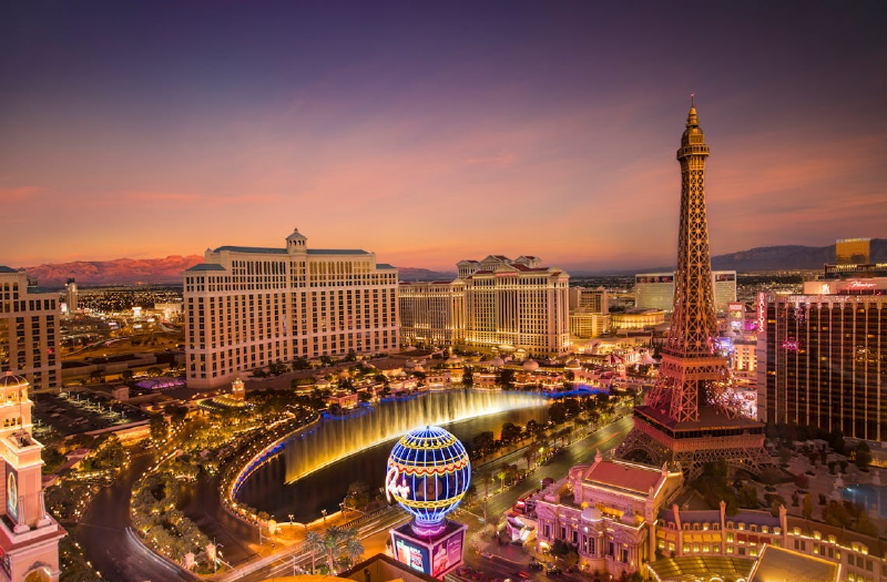 Imagen de la ciudad de Las Vegas iluminada en el anochecer.