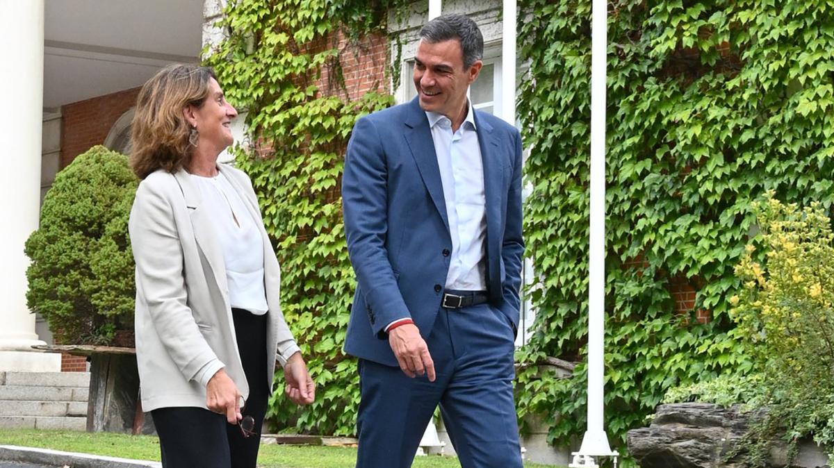 Teresa Ribera y Pedro Sánchez caminan por La Moncloa.