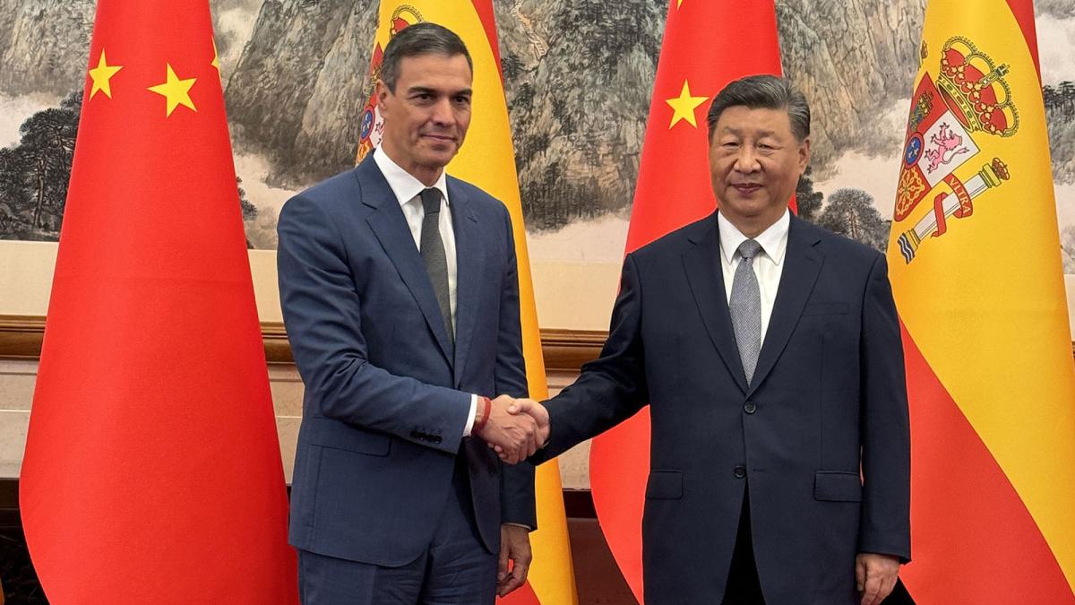 China espera que la UE "reconsidere" los aranceles a los coche eléctricos tras el viaje de Sánchez