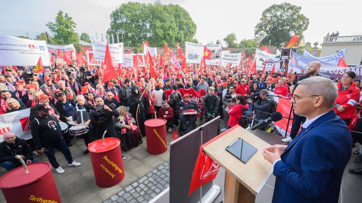 Thorsten Groeger (dcha.), negociador principal de IG Metall, habla ante el Palacio de Herrenhausen antes del inicio de la negociación colectiva entre Volkswagen e IG Metall.