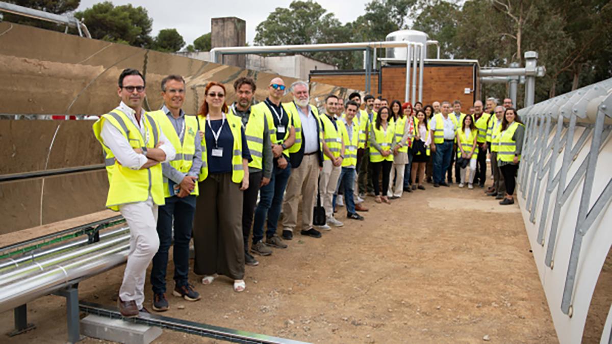 Foto de familia durante la visita a la instalación en el campus Rabanales.