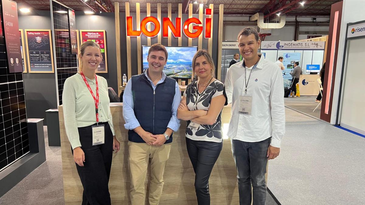 Patricia Zaccagnini, Responsable de Marketing Iberia & Francia de LONGi Solar; Tomas Botelho, Responsable de Operaciones de Bling Energy; Clara Monfort Mera, Senior Sales Manager Iberian Market y Pablo Borredá, Product Marketing Manager de LONGi Solar.