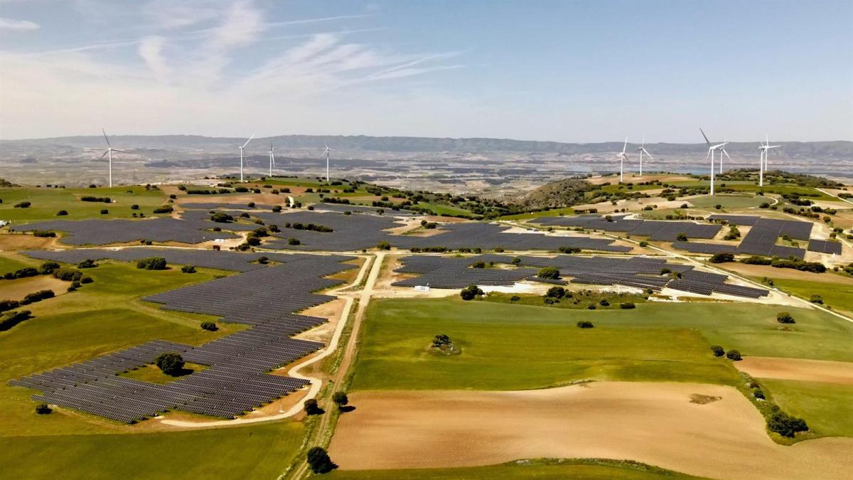 Acciona Energía pone en marcha una nueva planta híbrida eólica y solar en Cuenca