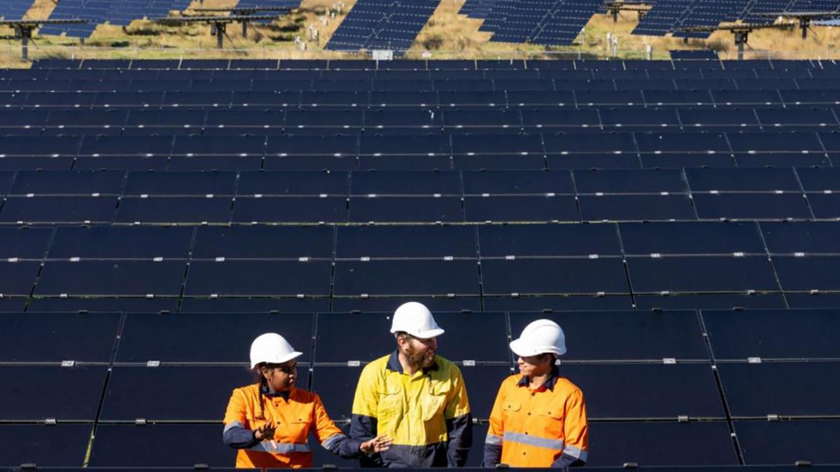 Trabajadores en una instalación fotovoltaica.