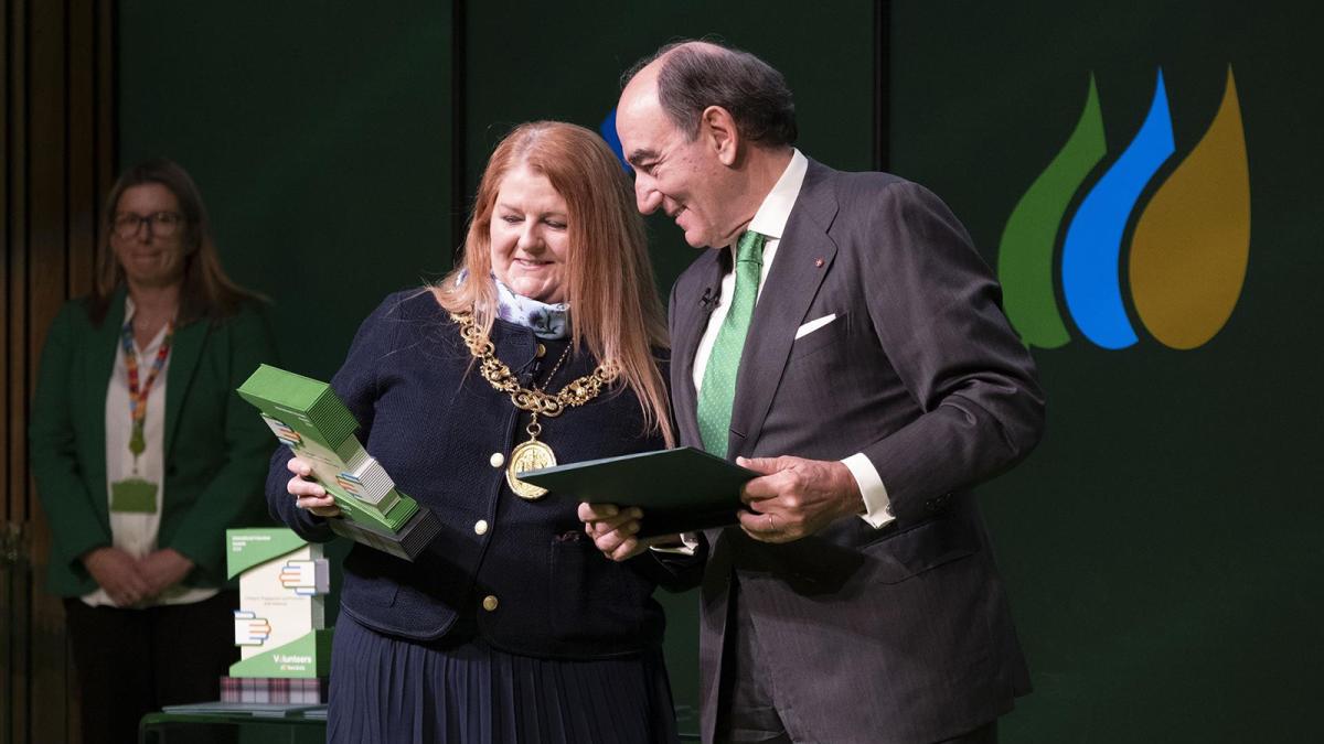 El presidente de Iberdrola, Ignacio Galán, junto a la alcaldesa de Glasgow, Jacqueline McLaren. 