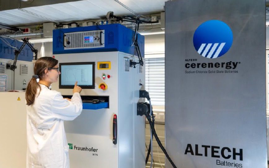 Prototipo de la batería Cerenergy de Altech Batteries durante las pruebas en el laboratorio de Fraunhofer IKTS.