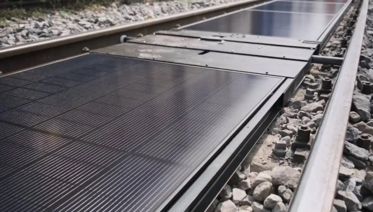 Un proyecto piloto suizo instalará paneles solares entre las vías del tren