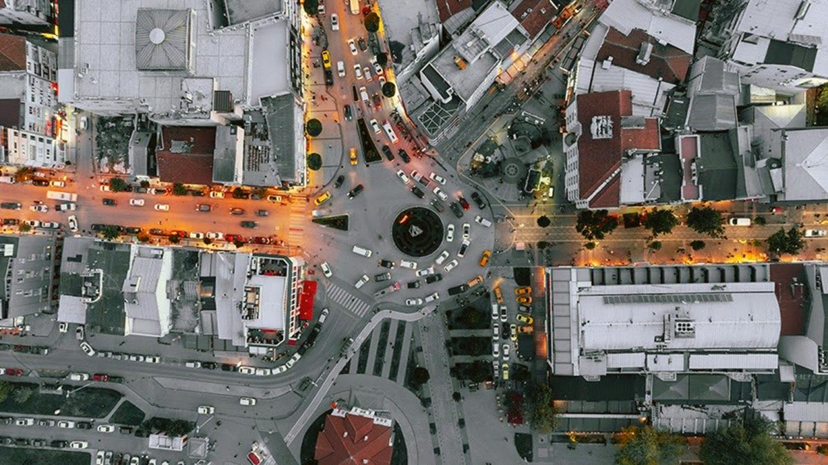 Coches en una ciudad europea.