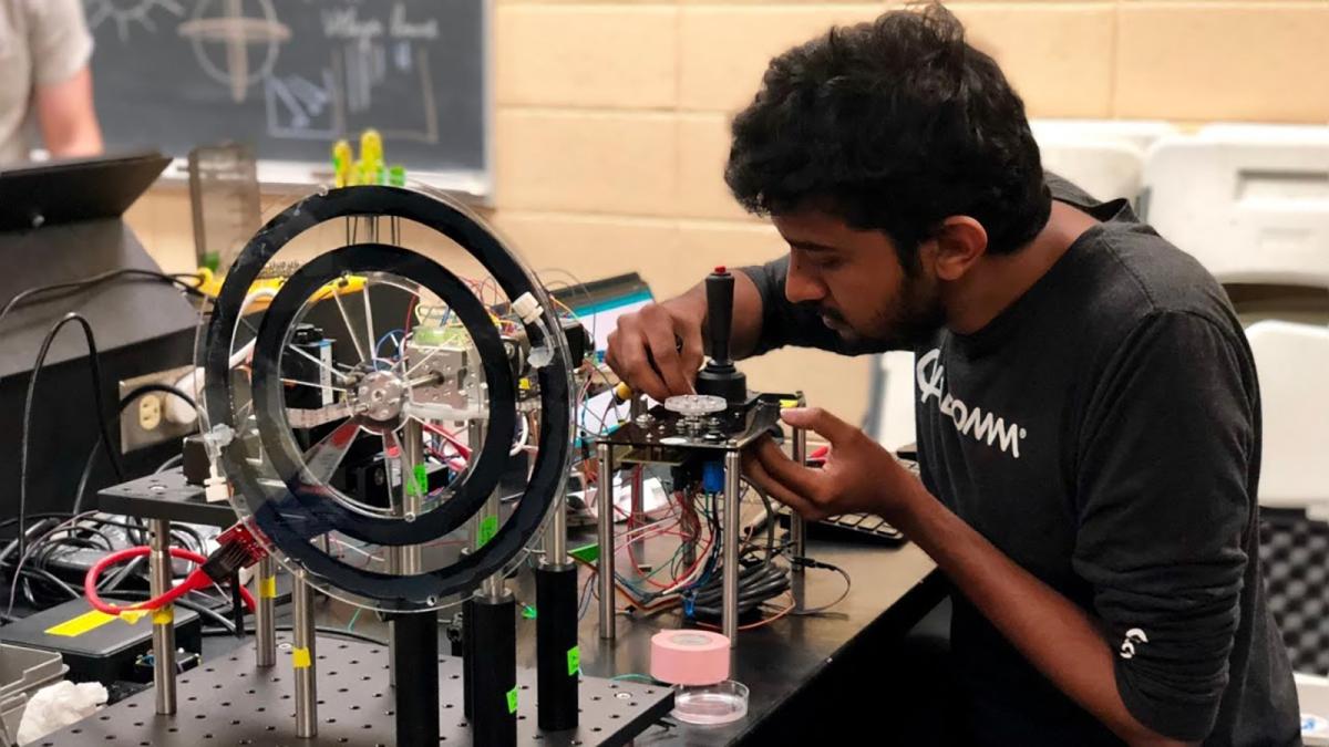 El experto en bioingeniería de Stanford, Manu Praksh, trabaja en la bomba de carbono.