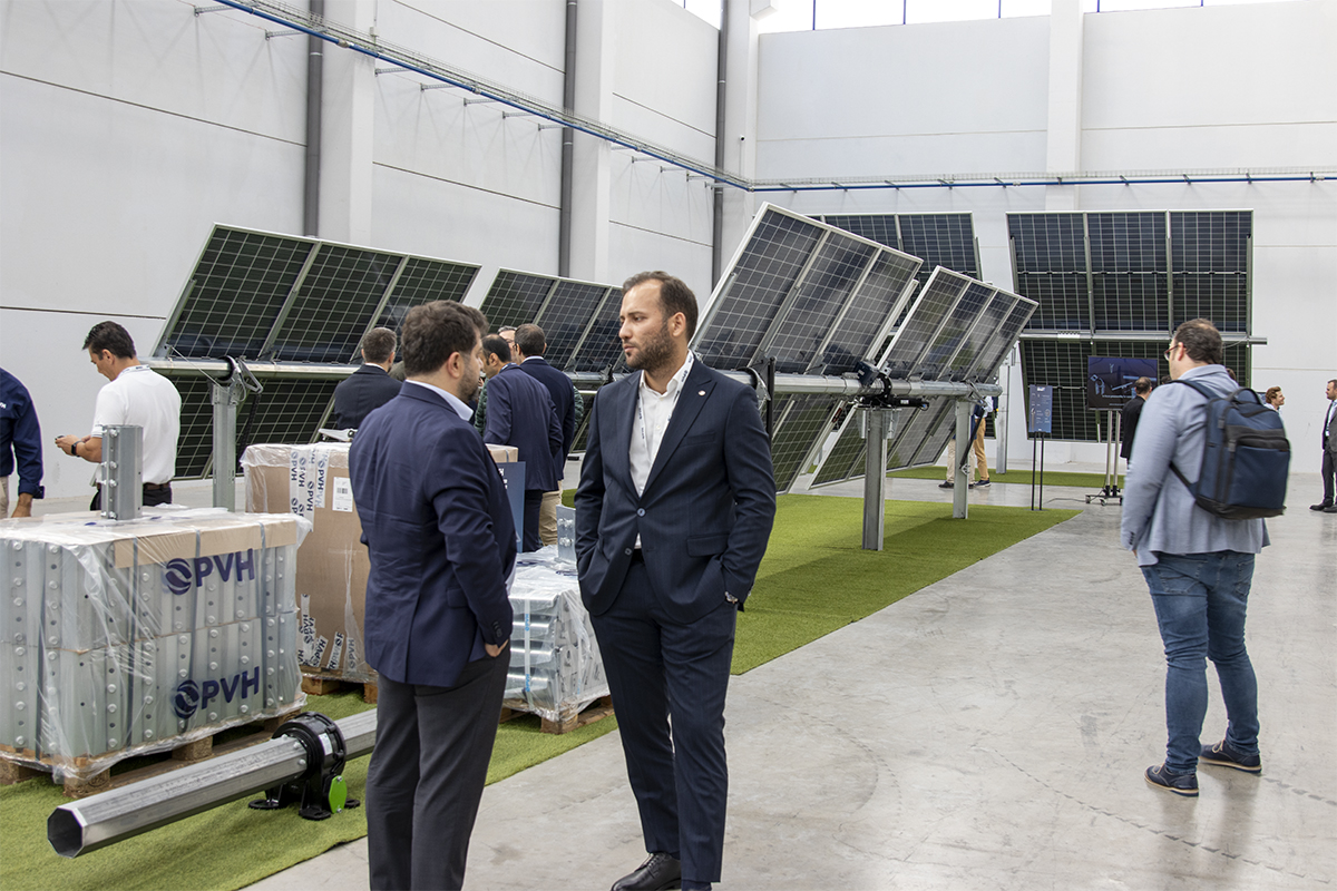 PVH cumple 10 años y lo celebra con la apertura de dos nuevas fábricas solares en Cheste (Valencia)