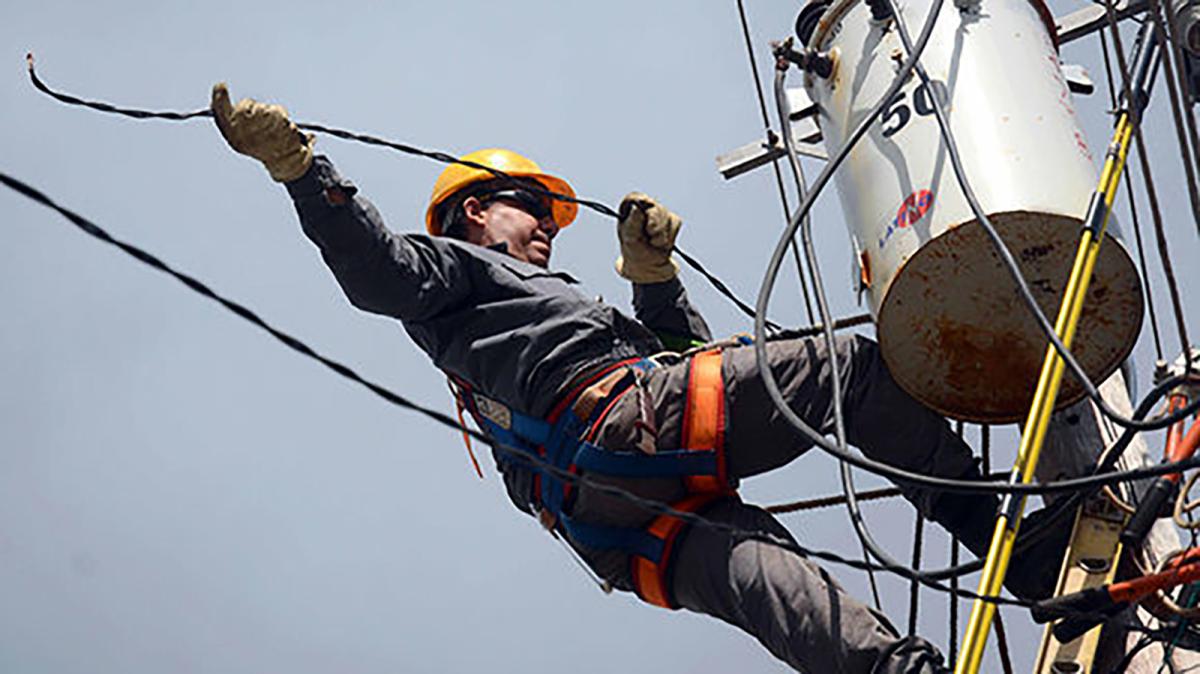 Trabajador en una instalación eléctrica en Cuba.