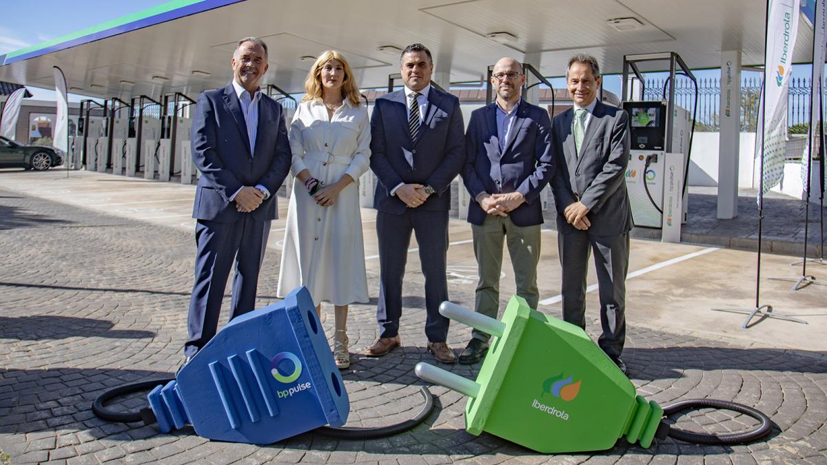 Inauguración en Benacazón un nuevo hub de recarga ultrarrápida de Iberdrola | bp pulse.