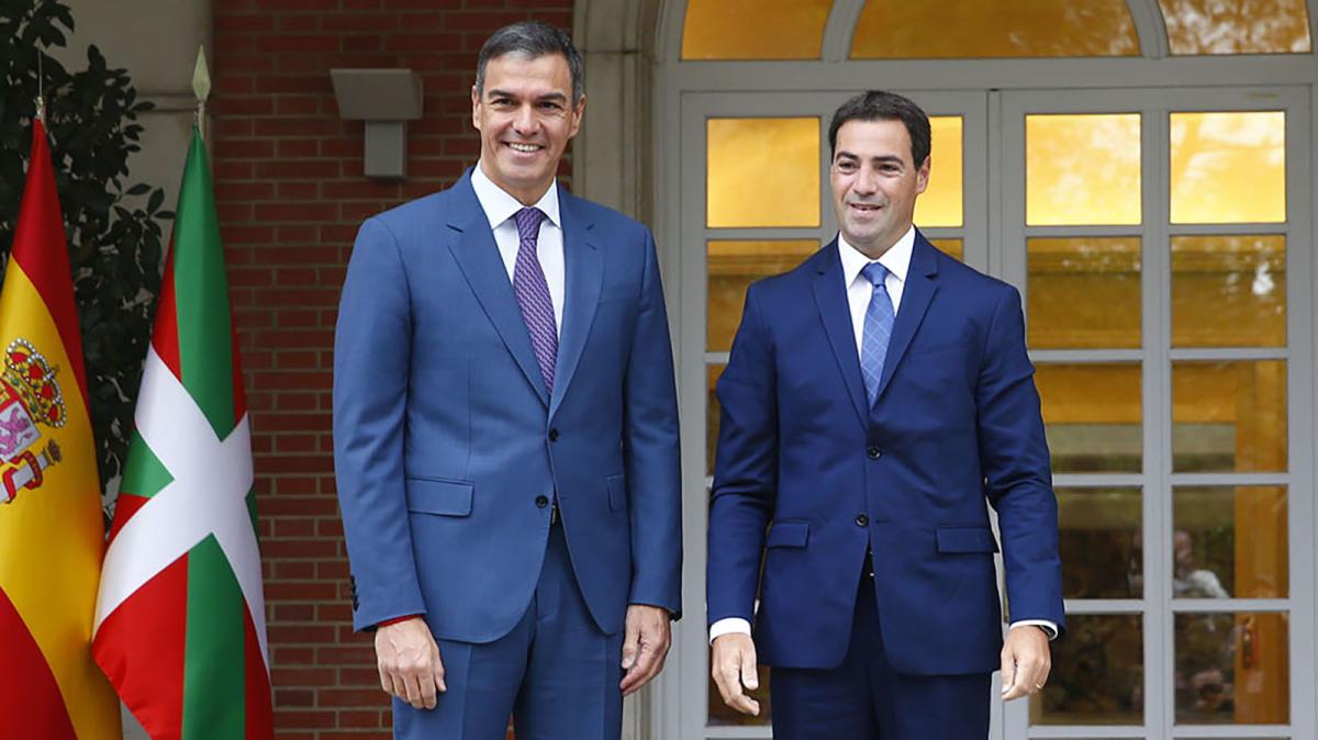 El presidente del Gobierno, Pedro Sánchez, recibe al lehendakari vasco, Imanol Pradales. 