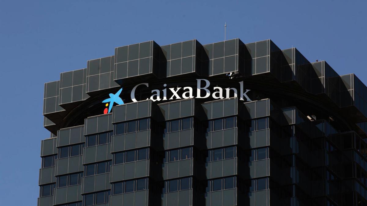 Fachada de la sede de CaixaBank en la Avenida Diagonal de Barcelona.