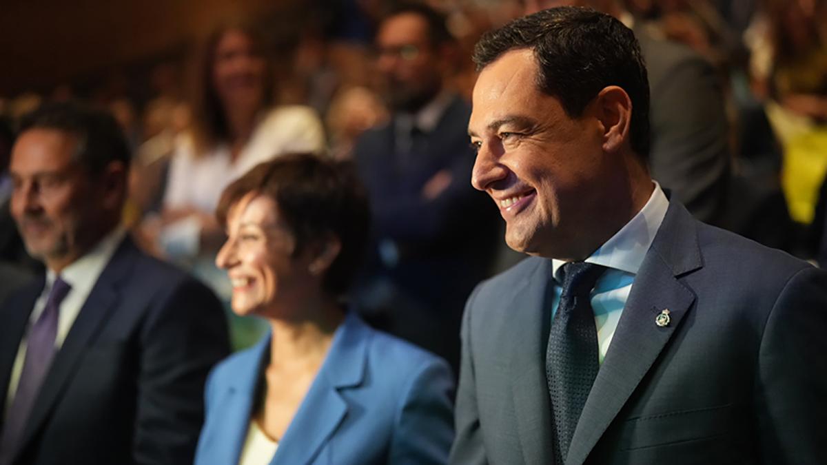 El presidente de la Junta de Andalucía, Juanma Moreno, en el IV Congreso Nacional de la Vivienda.