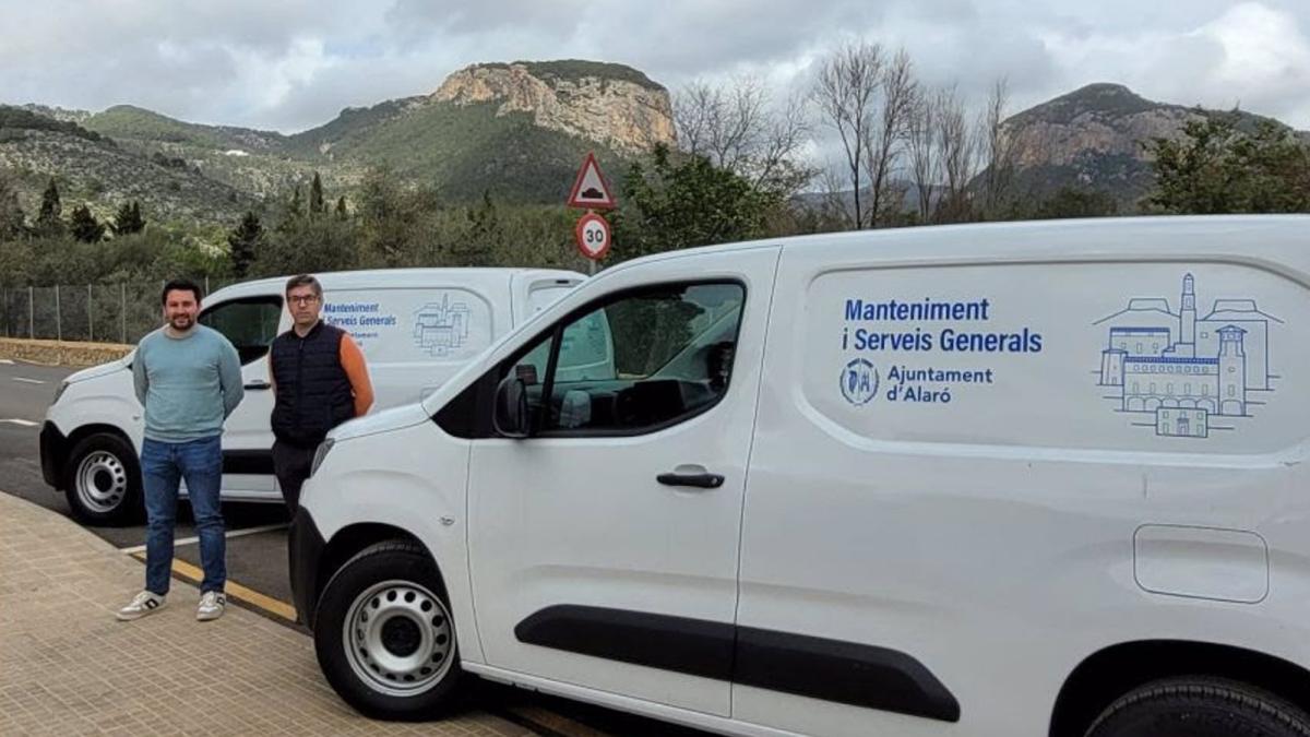 El alcalde de Alaró, Llorenç Perelló, y el regidor de Mantenimiento, Mateu Morro, posan frente a las dos furgonetas eléctricas adquiridos.