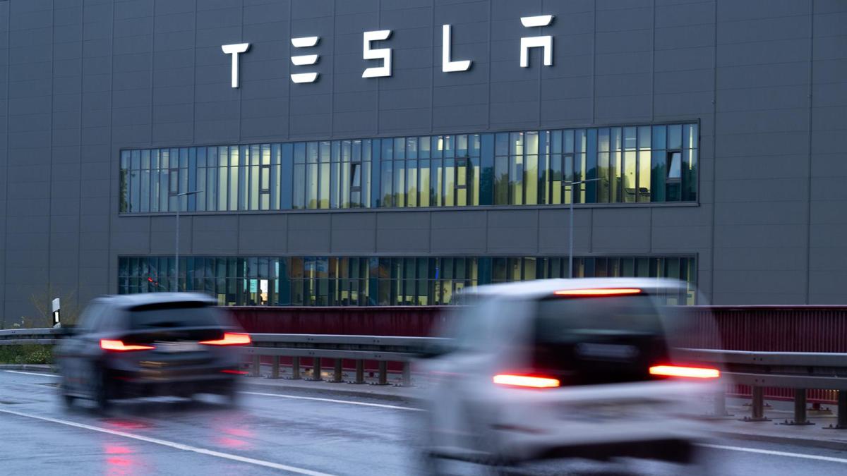 Los vehículos pasan por delante de la Gigafábrica de Tesla en la carretera L38. 