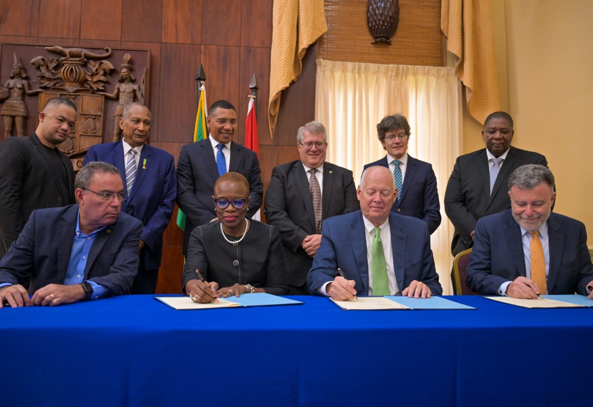 Firma del MoU emtre Jamaica y las empresas canadienses.