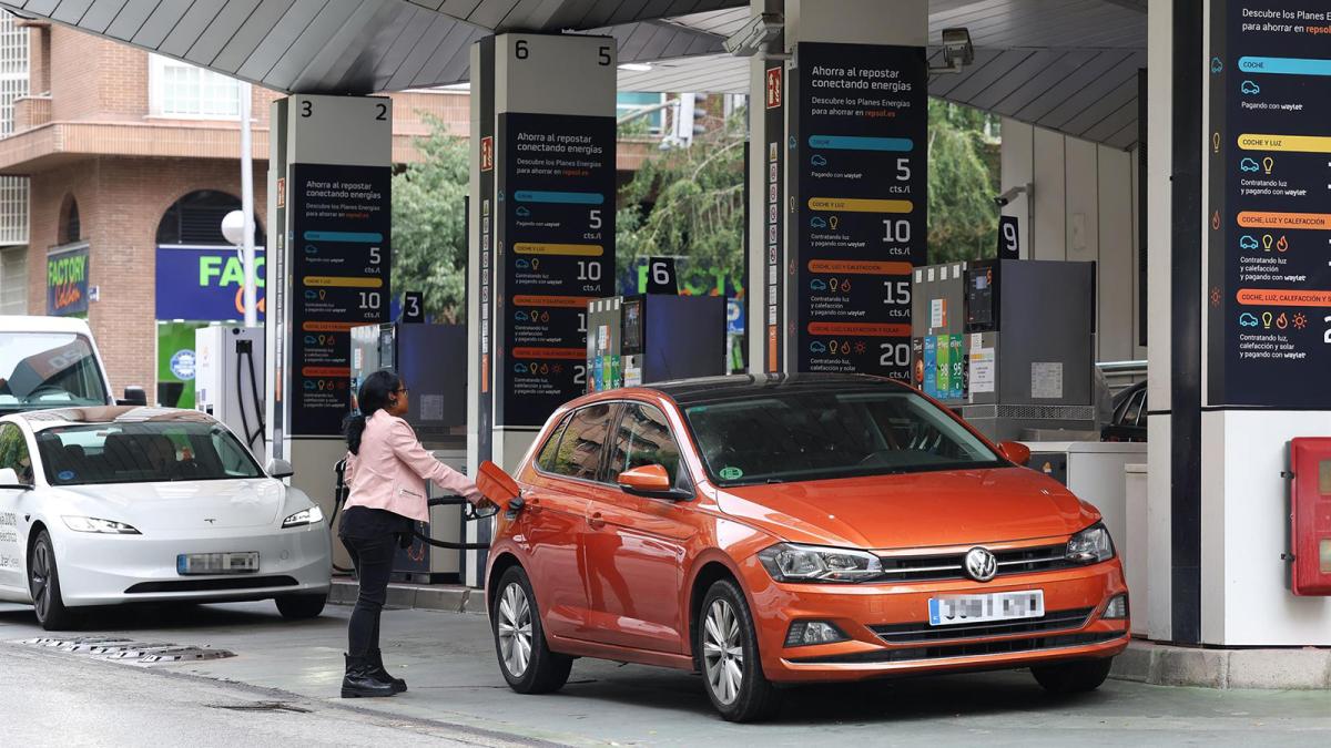 Una mujer repostando en una gasolinera, a 9 de octubre de 2024, en Madrid (España).