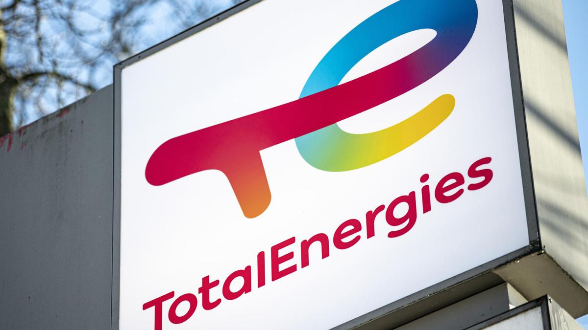 Logo de TotalEnergies en una gasolinera en la capital de Alemania, Berlín.