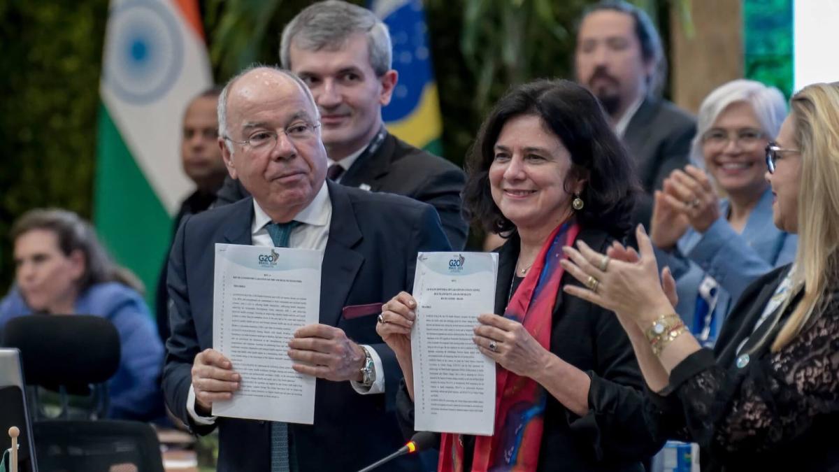 Ministros brasileños Nísia Trindade, de Salud, y Mauro Vieira, de Relaciones Internacionales, celebran aprobación de la Declaración de Salud de Río de Janeiro.