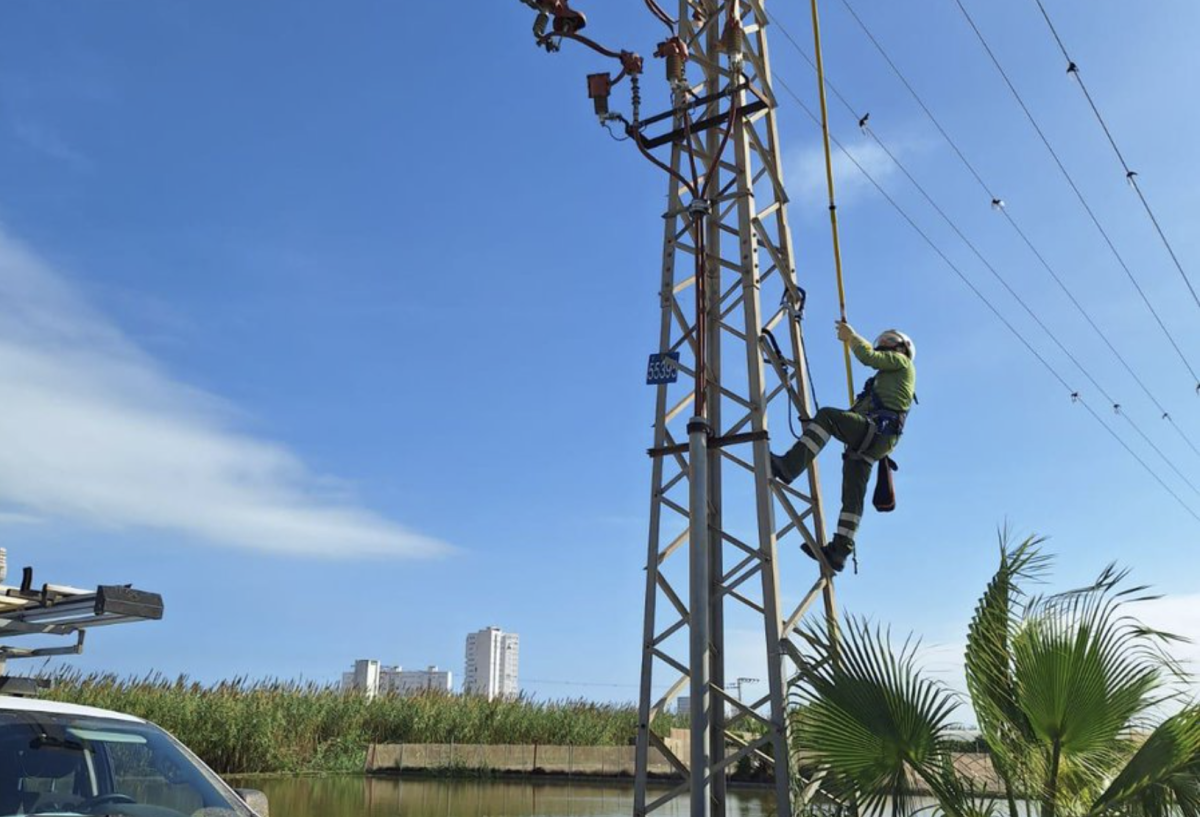 VÍDEO | El emocionante aplauso de los afectados por la DANA a los trabajadores de Iberdrola que reponen la luz