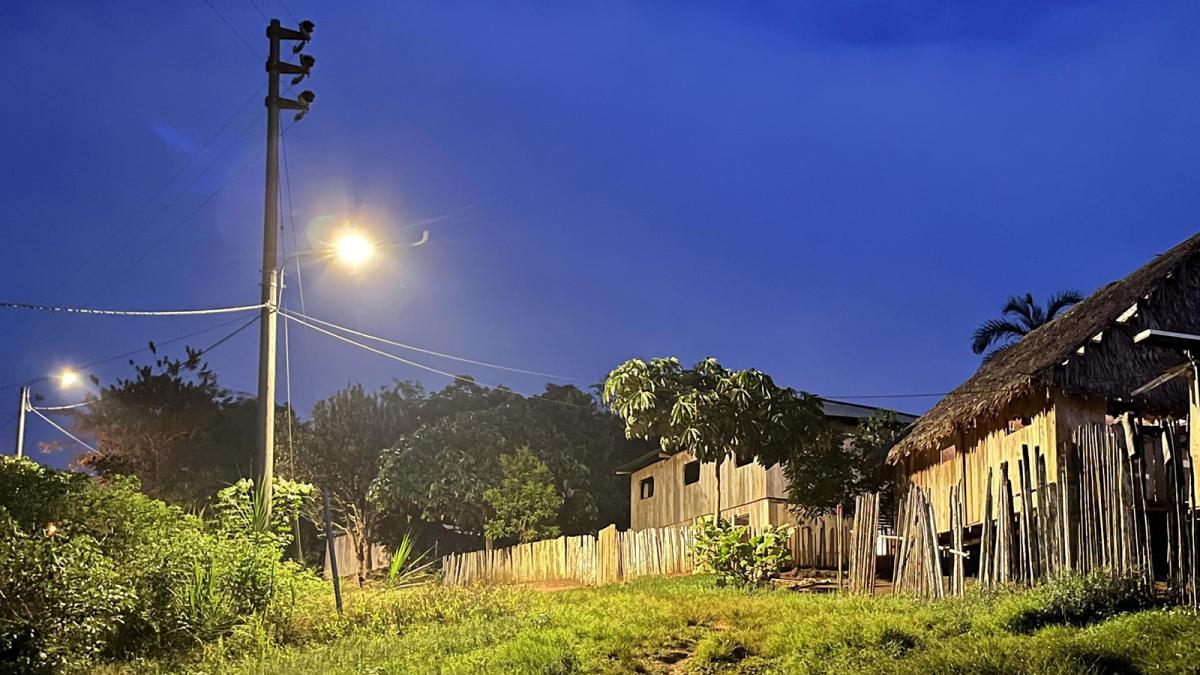 Acciona.Org gana el premio 'Renovables' por faciliar el acceso a luz a una comuniunidad indígena de Copal Urco (Perú).