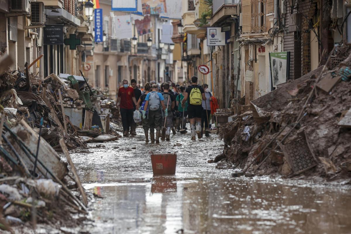 otografía de una de las calles de Paiporta encharcadas por las lluvias de ayer y que han afectado a las labores de limpieza.