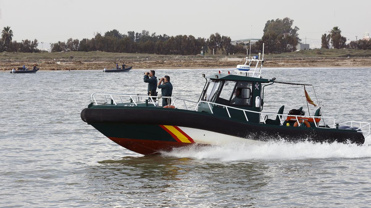 Efectivos del Servicio Marítimo de la Guardia Civil durante la búsqueda de desaparecidos, este miércoles en Valencia.