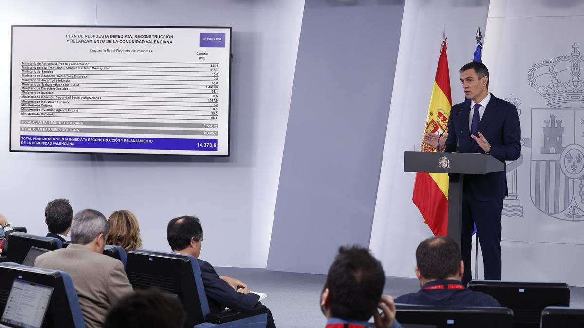 El presidente del Gobierno, Pedro Sánchez, comparece este lunes en rueda de prensa en el Palacio de la Moncloa, para informar de las nuevas medidas que aprueba el Consejo de Ministros para hacer frente a las consecuencias de la DANA que afectó principalmente a la Comunidad Valenciana.