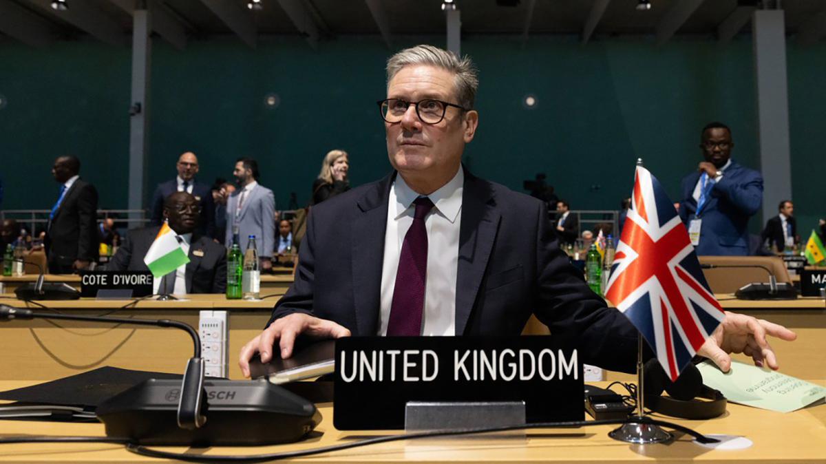 El primer ministro de Reino Unido, Keir Starmer, habla en la COP29.