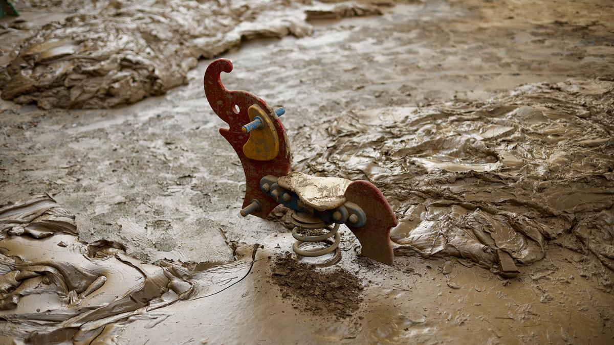 Estado que presenta un parque infantil dos semanas después del paso de la dana en Catarroja, este martes.