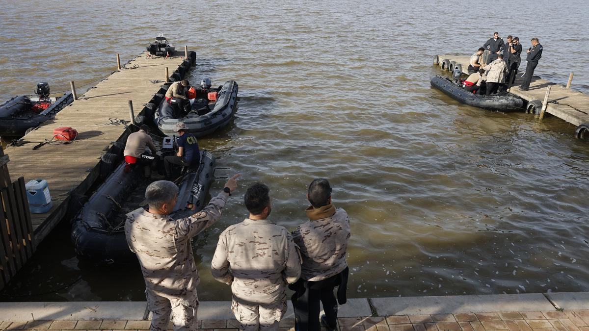 La FGNE (Fuerza de Guerra Naval Especial) en labores de búsqueda de cuerpos en L'Albufera de Valencia, este martes. 