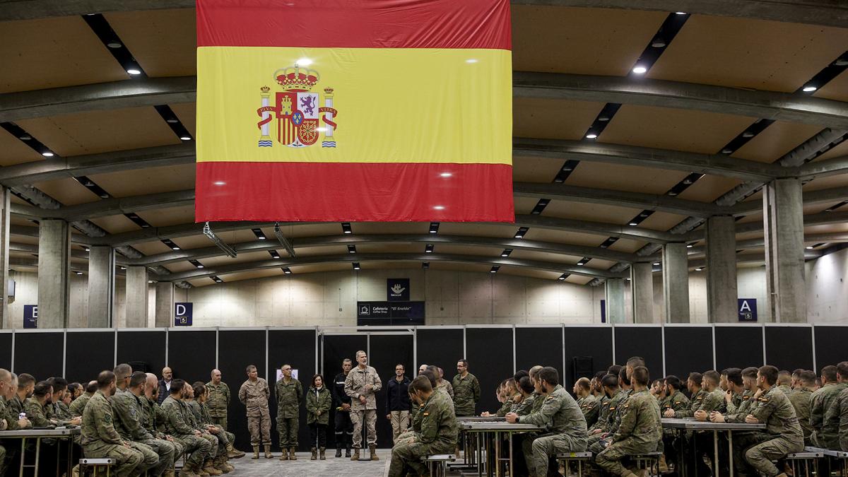 El rey Felipe VI dirige unas palabras a la tropa este martes en la base logística principal del Ejército de Tierra instalada en Feria Valencia. 