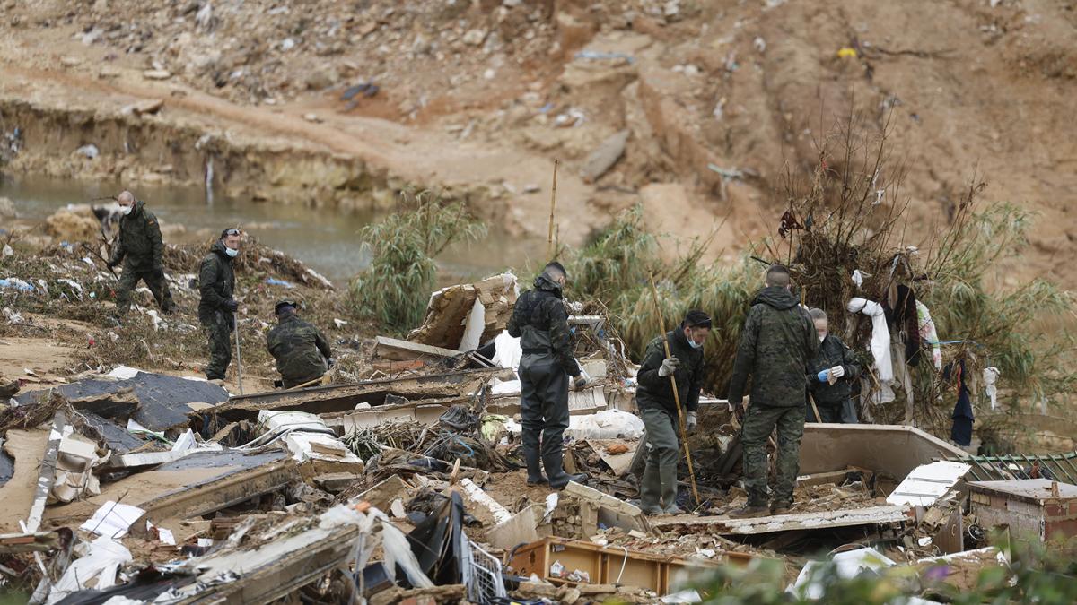 Militares realizan labores de búsqueda en el barranco del Poyo a su paso por Torrent por debajo del barrio de donde desaparecieron los niños, este miércoles. 