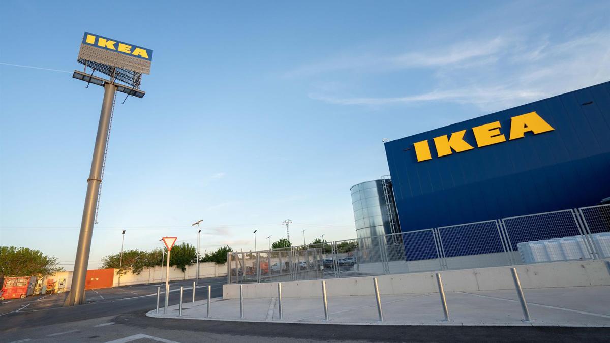 IKEA amplía sus servicios de energía ofreciendo la instalación de placas solares para autoconsumo y puntos de recarga para vehículos eléctricos.