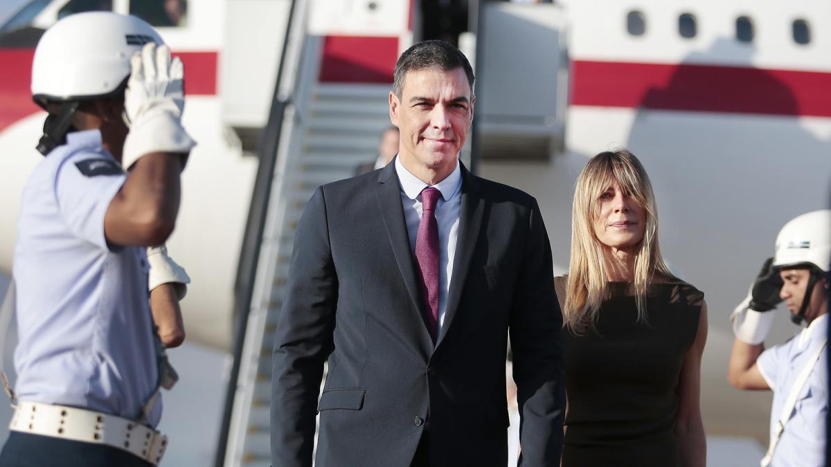 Pedro Sánchez a su llegada al G20 con su esposa, Begoña Gómez. 