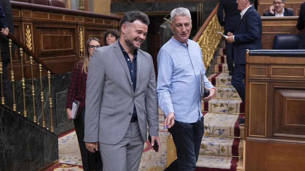 El portavoz de ERC en el Congreso, Gabriel Rufián (i), y el diputado de EH Bildu Oskar Matute (d), a su llegada a una sesión plenaria.