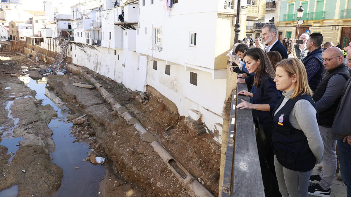 Los reyes, Felipe y Letizia, observan los destrozos que la DANA causó en Chiva durante su visita a la localidad valenciana, este martes.