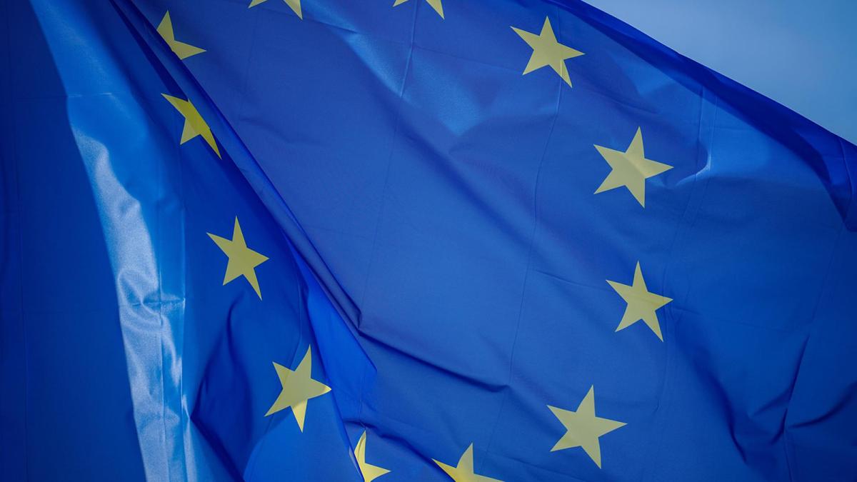 La bandera de la Unión Europea ondea en el exterior del palacio de Versalles.