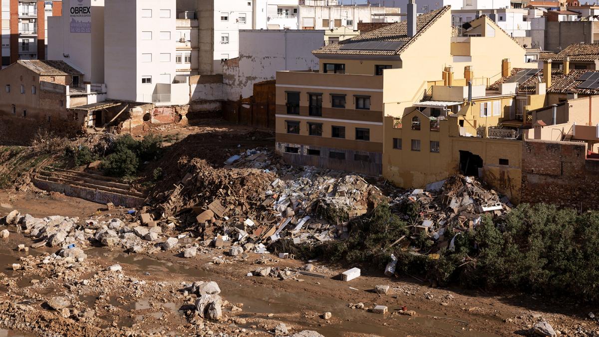 Imagen de uno de los puentes que cruza el Barranco del Poyo de la localidad valenciana de Paiporta que este miércoles continúa siendo, tres semanas después de la DANA, un trasiego de maquinaria pesada, militares y policías y voluntarios venidos de toda España. 